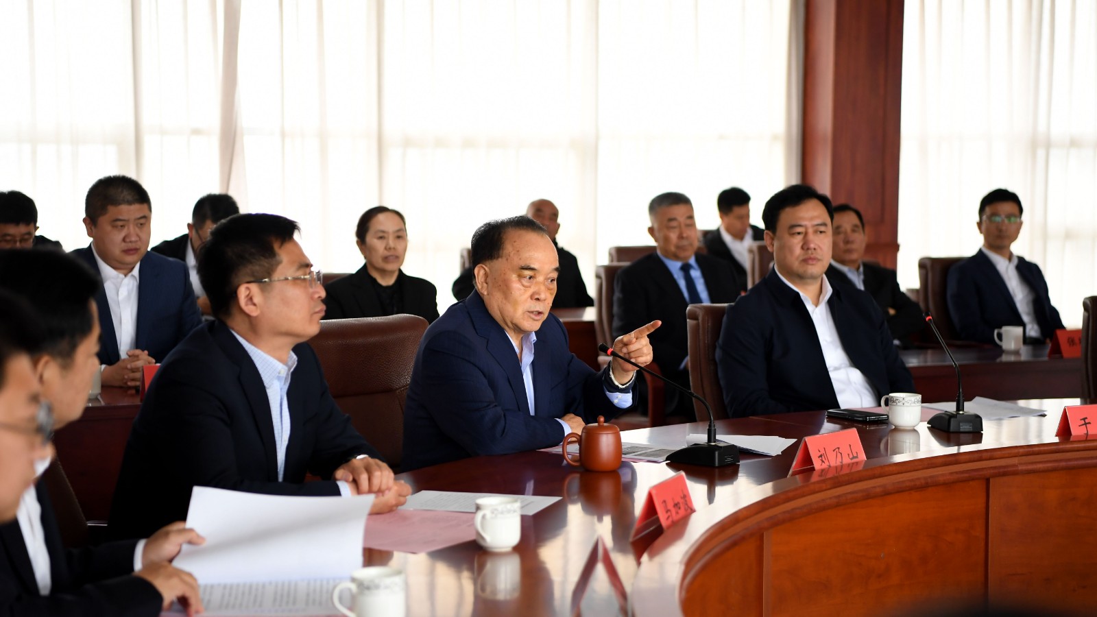 甘肃省定西市政协副主席、通渭县委布告谢占武在胶州市委副布告、市长于冬泉伴随下到我团体考查拜候