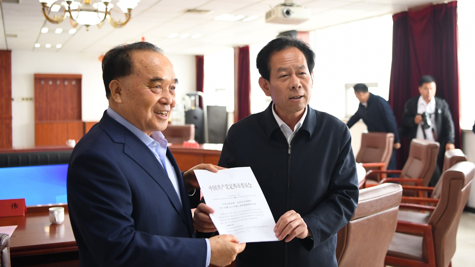 甘肃省定西市政协副主席、通渭县委布告谢占武在胶州市委副布告、市长于冬泉伴随下到我团体考查拜候